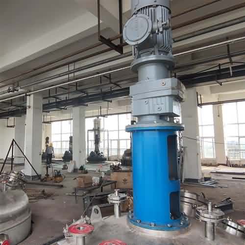 化工攪拌設備安裝現(xiàn)場