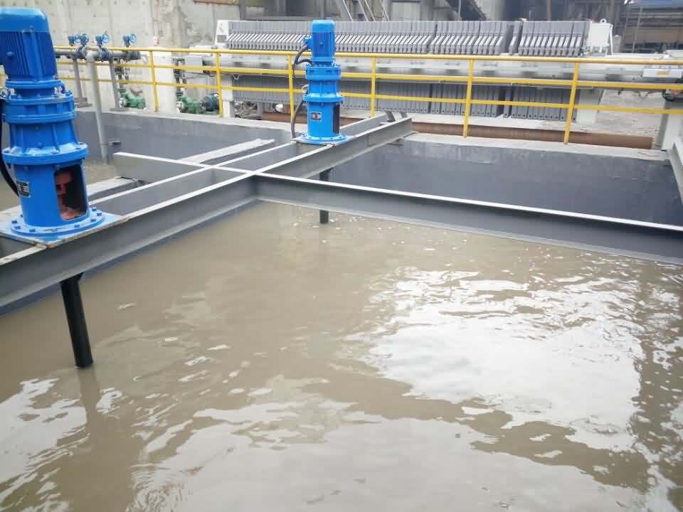 污水?dāng)嚢柙O(shè)備現(xiàn)場